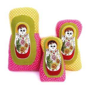 בובת מטריושקה סמל וסגולה לעוצמה נשית נקודות ורוד וצהוב