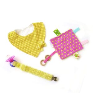 מארז מתנה מקורית לתינוקת אלגנטית סינר בנדנה מחזיק מוצץ ומשחק תגים - צהוב נקודות